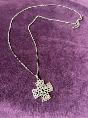 Elegant  Tocara pendant necklace